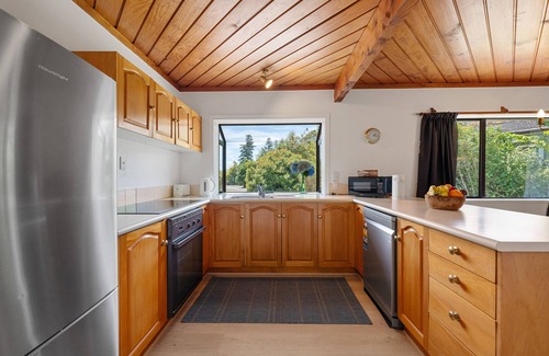 Richmond Heights Maison | Lakeside Serenity - Taupo Holiday Home