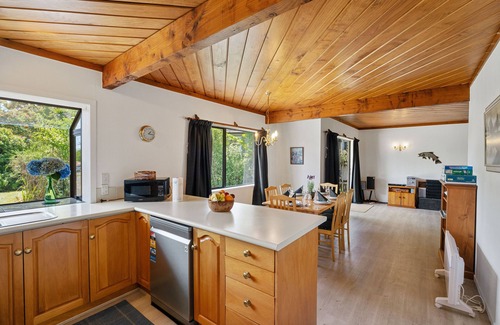 Richmond Heights Maison | Lakeside Serenity - Taupo Holiday Home