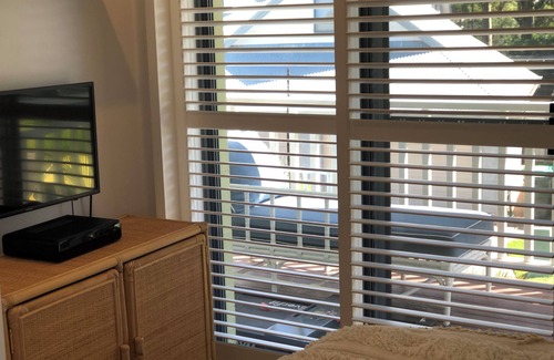 Cams Wharf Maison | Lakeside terrace Raffertys Resort