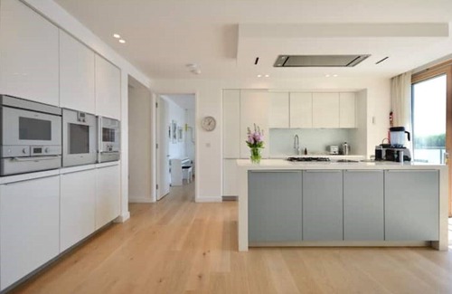 Lechlade Cabine | Lakeside Villa at Award Winning Lakes By Yoo. Northbow Lodge is a Family Haven