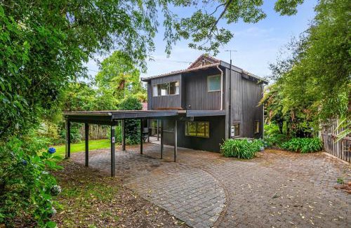 Okere Falls Maison | Lakeside Villa - Lake Rotoiti Holiday Home