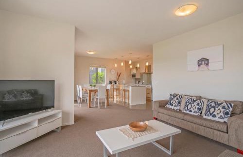 Matarangi Maison | Lakeside Villa Retreat - Matarangi Downstairs Unit