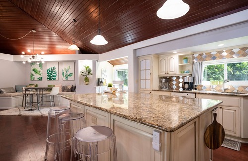 DeLand Maison | Lakeside w/private dock! Beaches 45 mins / Orlando MCO 1 hour / Ocala NF 15 mins