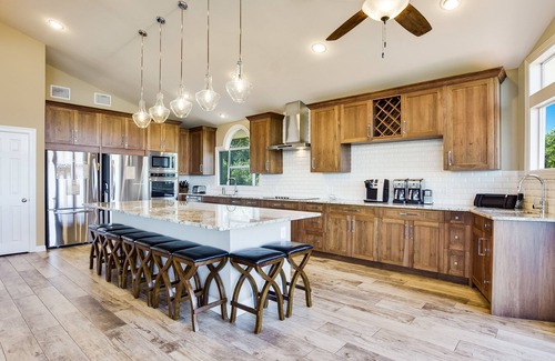 Highland Lake Estates Maison | Secteur riverain du lac Travis; Embarcadère, eau profonde, téléviseur 75 pouces, table de billard, barbecue