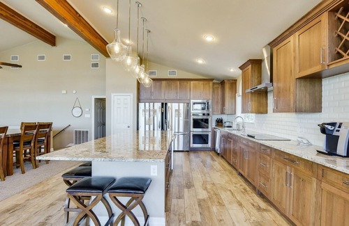 Highland Lake Estates Maison | Secteur riverain du lac Travis; Embarcadère, eau profonde, téléviseur 75 pouces, table de billard, barbecue