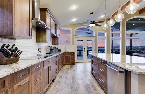 Highland Lake Estates Maison | Secteur riverain du lac Travis; Embarcadère, eau profonde, téléviseur 75 pouces, table de billard, barbecue