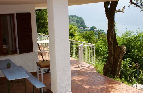 Arias Appartement | vue sur le lac et piscine d'eau salée moderne