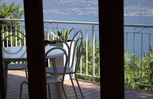 Arias Appartement | vue sur le lac et piscine d'eau salée moderne