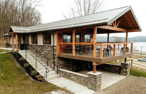 Scio Maison | Lakeview Cabin Perfect for Groups with Hot-Tub in Ohio
