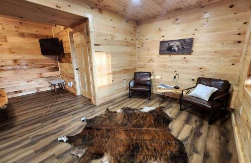 Scio Maison | Lakeview Cabin Perfect for Groups with Hot-Tub in Ohio