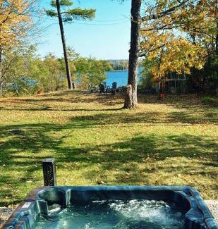 Bobcaygeon Maison | Lakeview Cottage with Private Jacuzzi
