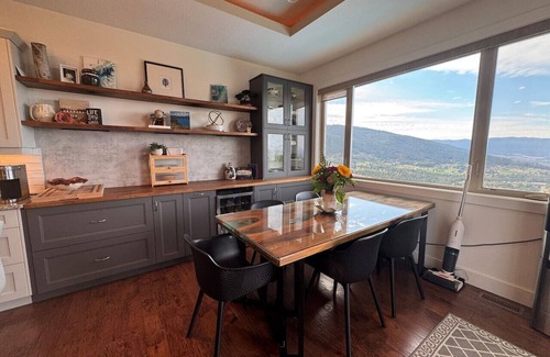 Foothills Appartement | Lakeview Getaway with Hot Tub + Pool near Silver Star