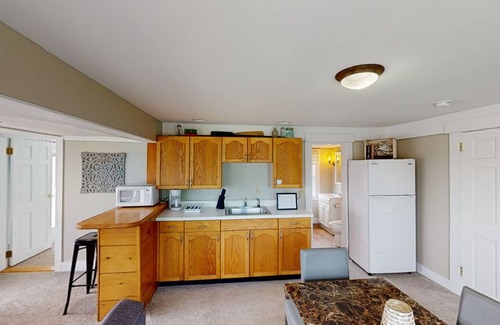 Weirs Beach Maison | Lakeview House & Cottages