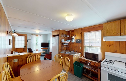 Weirs Beach Maison | Lakeview House & Cottages