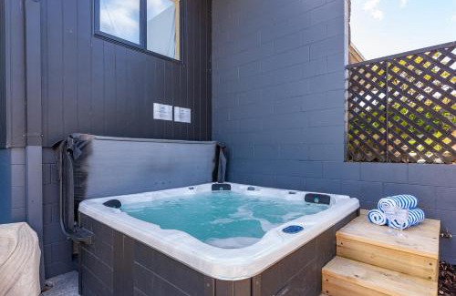 Hilltop Maison | Lakeview Lookout