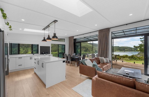 North Island Maison | Lakeview Oasis - Lake Whakamaru Retreat