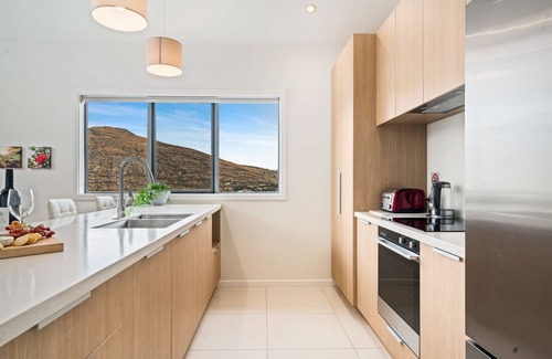 Frankton Maison | Lakeview Retreat - Queenstown Holiday Home