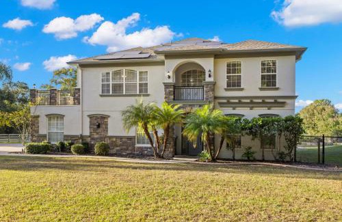 Port Richey Maison | Lakeview Retreat: Perfect for Events or just relax