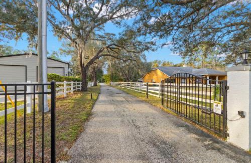 Port Richey Maison | Lakeview Retreat: Perfect for Events or just relax