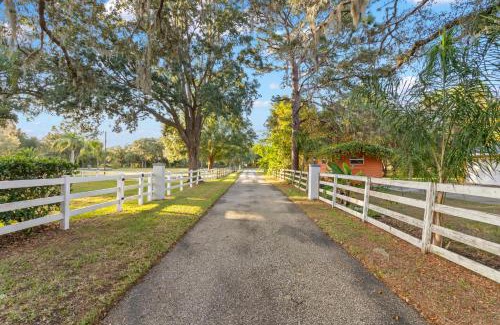 Port Richey Maison | Lakeview Retreat: Perfect for Events or just relax