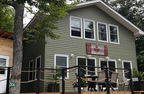 Catchacoma Cottage | Lakeview Sunrise Island Cottage, Swim, Play Relax.