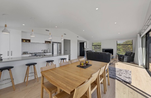 Taupo Maison | Lakeview Terrace - Taupo Holiday Home