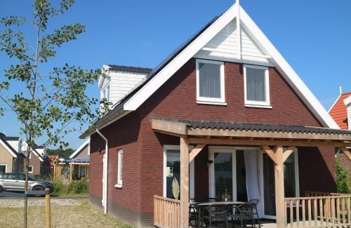 Municipality of Nissewaard Maison | Lakeview villa with swimming and fishing pier