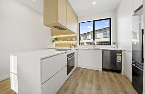 Takapuna Maison | Lakewalk Retreat Luxe 3BR Home Near Lake and Beach