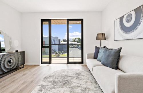 Takapuna Maison | Lakewalk Retreat Luxe 3BR Home Near Lake and Beach