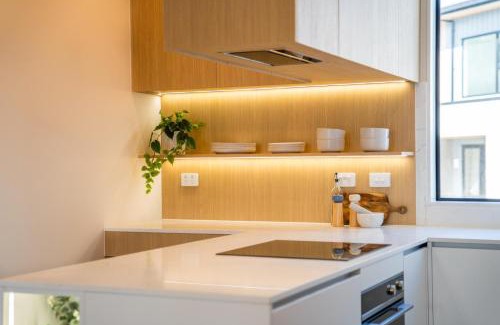 Takapuna Maison | Lakewalk Retreat Luxe 3BR Home Near Lake and Beach