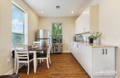 Hughes Park Lake Maison | Lakeway Hideaway! Beautiful Place by Lake Travis