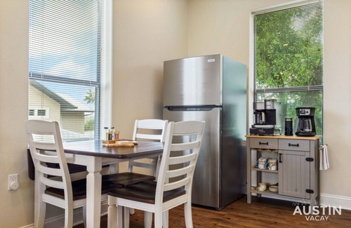 Hughes Park Lake Maison | Lakeway Hideaway! Beautiful Place by Lake Travis