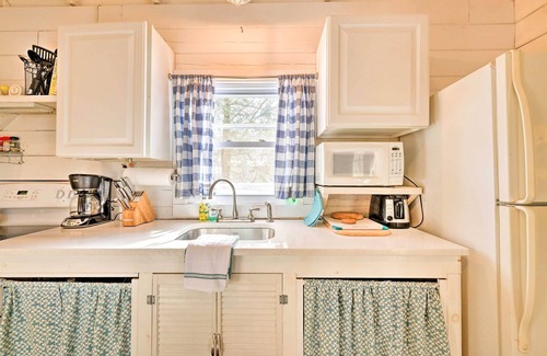 Poyntelle Cottage | NEW! Pet-Friendly Cottage w/ Lake Access & Canoes!
