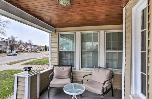 Lakewood Maison | Lakewood Home with Yard about 8 Mi to Cleveland!