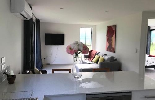 Karapiro Maison | Lakin' it easy Cottage