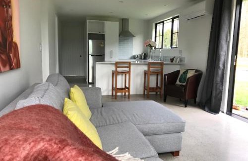 Karapiro Maison | Lakin' it easy Cottage
