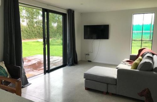 Karapiro Maison | Lakin' it easy Cottage