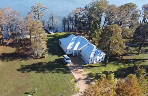 Florala Maison | Lakin’ It Easy- House on the Beautiful Lake Jackson in Florala, AL