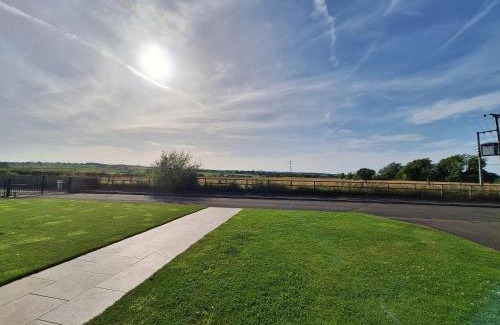 Larkhall Appartement | Lanarkshire Apartment- Views- Sleeps 4- Balcony