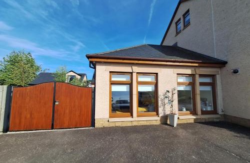Larkhall Appartement | Lanarkshire Apartment- Views- Sleeps 4- Balcony