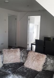 Larkhall Appartement | Lanarkshire Apartment- Views- Sleeps 4- Balcony