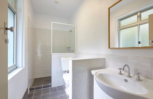 Mosman Cabine | Land's Edge Harbour Lodge - unique property right on the Harbour!