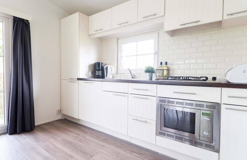 Avenhorn Chalet De Ski | ✓ Landhuis at Park Westerkogge ✓ Holiday home for 4 people ✓ Located in Berkhout (North Holland) ✓ Waterfront holiday resort ✓ Book directly at the resort