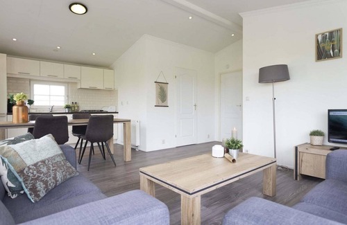 Avenhorn Chalet De Ski | ✓ Landhuis at Park Westerkogge ✓ Holiday home for 4 people ✓ Located in Berkhout (North Holland) ✓ Waterfront holiday resort ✓ Book directly at the resort