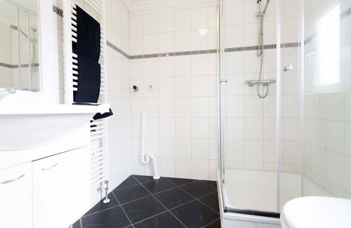 Avenhorn Chalet De Ski | ✓ Landhuis at Park Westerkogge ✓ Holiday home for 4 people ✓ Located in Berkhout (North Holland) ✓ Waterfront holiday resort ✓ Book directly at the resort