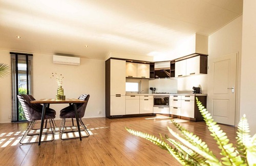 Cromvoirt Chalet De Ski | ✓ Landhuis at Résidence de Leuvert ✓ Holiday home for 4 persons ✓ Located near Den Bosch (Noord-Brabant) ✓ Near De IJzeren Man ✓ Book directly through the park