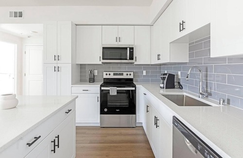 Townsite Appartement | Landing | Amazing 1BD, Rooftop Lounge, Pool