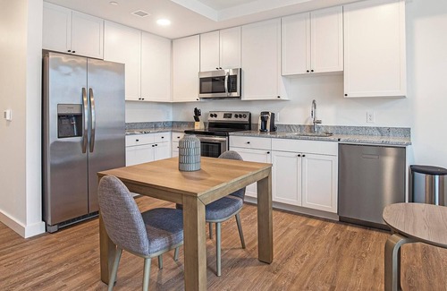 Greektown Historic District Appartement | Landing | Beautiful 1BD, Clubhouse, Gym