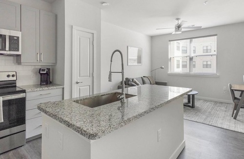 Spring Branch East Appartement | Landing | Beautiful 1BD, Gym, Pool