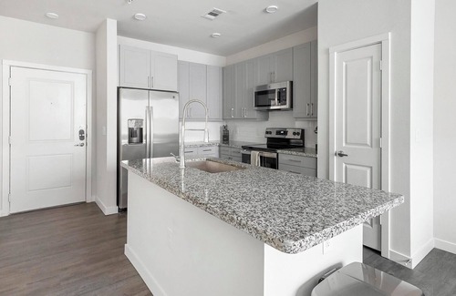 Spring Branch East Appartement | Landing | Beautiful 1BD, Gym, Pool